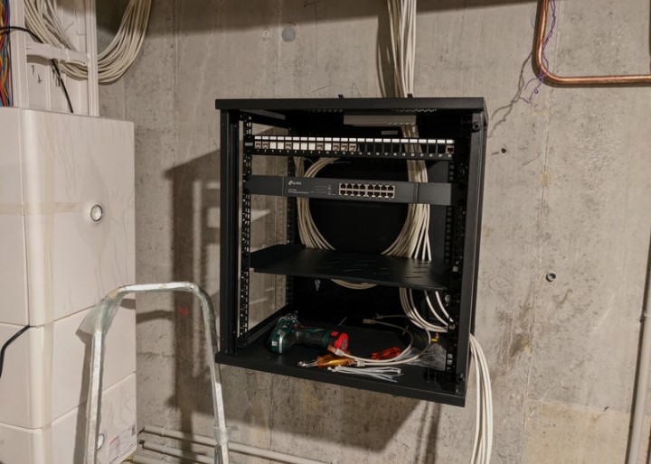 Baie informatique murale noire avec patch panel et switch PoE