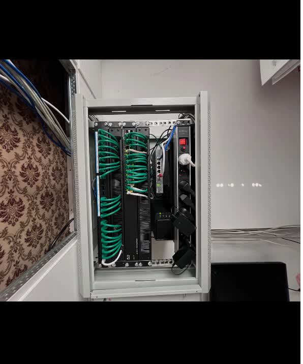 Baie de brassage blanche avec cordons RJ45 et bandeau d'alimentation