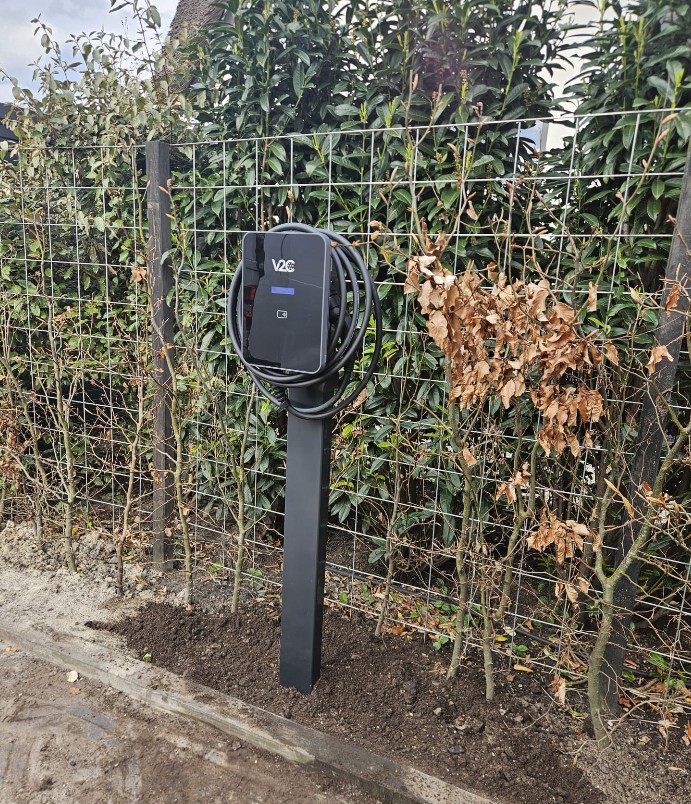 Borne de recharge V2C sur poteau installée en limite de propriété