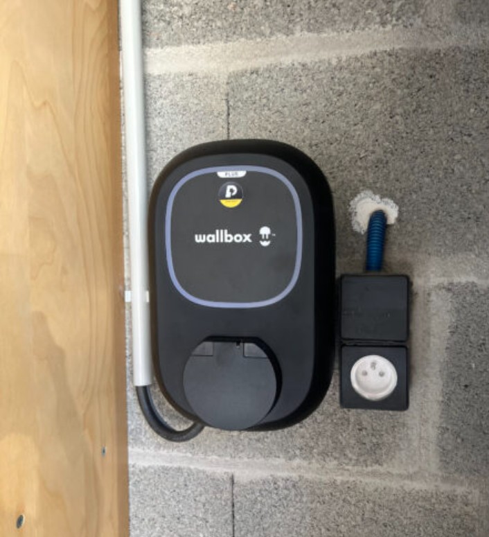 Borne de recharge murale Wallbox installée en garage avec prise renforcée